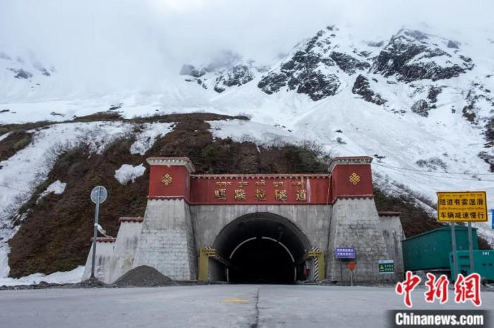 墨脫公路控制性工程——嘎隆拉隧道。上方為嘎隆拉雪山，曾是進入墨脫最大的“攔路虎”。