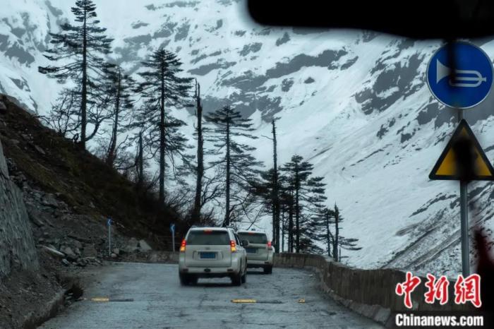 圖為墨脫公路沿線的雪景風光。