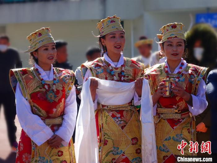 圖為身著節(jié)日盛裝的藏族姑娘?！∪轿木?攝