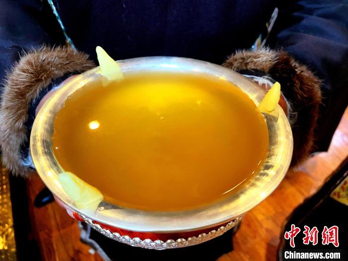 圖為青稞酒?！∪轿木?攝