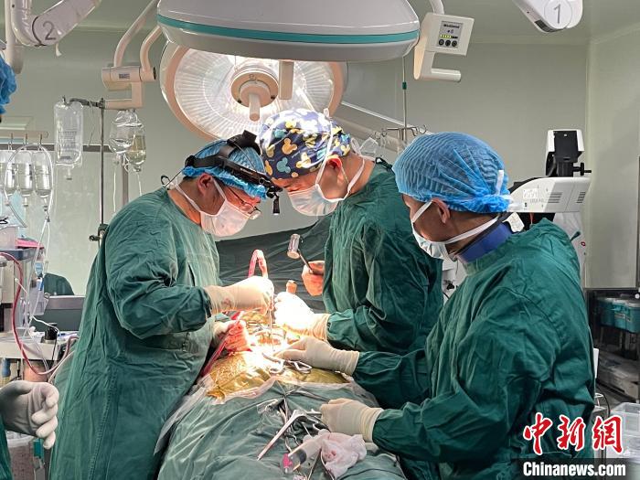 圖為在北京援藏醫(yī)療隊(duì)專家指導(dǎo)下，多項(xiàng)新技術(shù)使用到脊柱疾病的手術(shù)中。(資料圖) 拉薩市人民醫(yī)院脊柱外科供圖