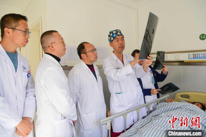 圖為醫(yī)療援藏專家何蔚(站右二)與馮敬云(左二)、廖濤(左三)等人討論患者病情。(資料圖) 貢嘎來松 攝