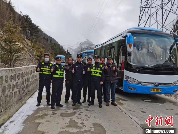 救援成功后，司機們與邊境派出所民警合影?！±罱ǚ?攝