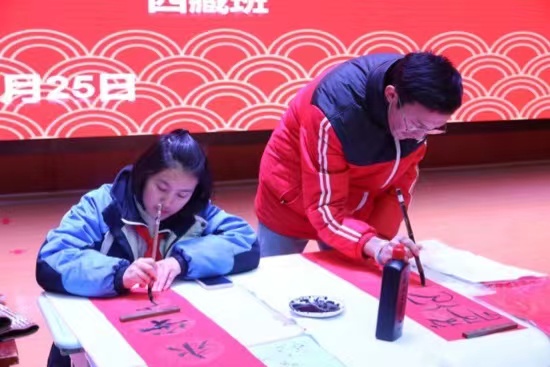 現(xiàn)場書寫春聯(lián)。梁超攝