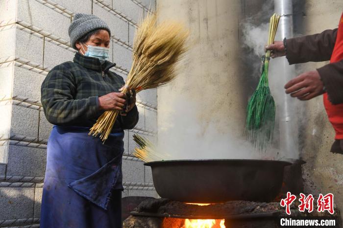 圖為拉薩手藝人制作年貨“羅薩梅朵”?！∝暩聛硭?攝