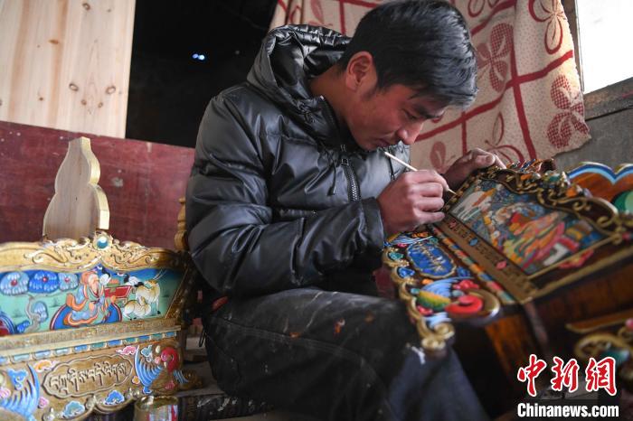 圖為拉薩手藝人制作年貨“切瑪盒”。　貢嘎來松 攝