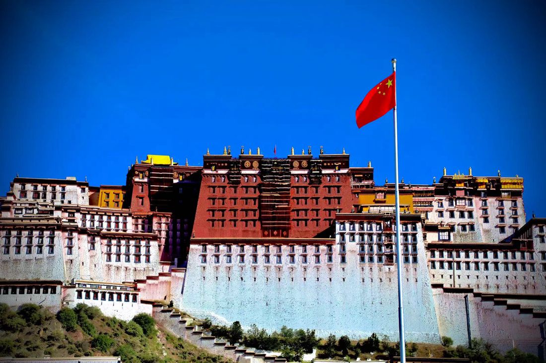 五星紅旗迎風(fēng)飄揚(yáng)。人民網(wǎng) 次仁羅布攝