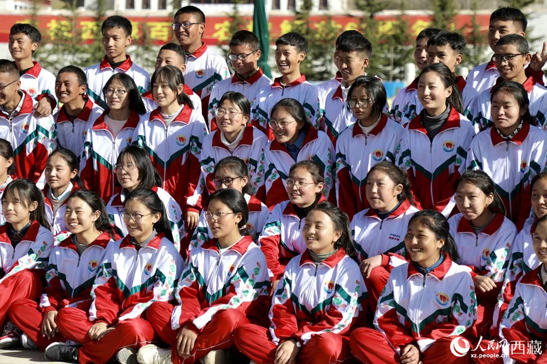 學(xué)生代表們合影留念。人民網(wǎng) 次仁羅布攝