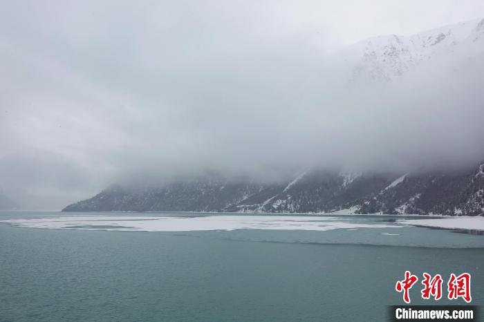 然烏湖春雪飄落?！∪轿木?攝