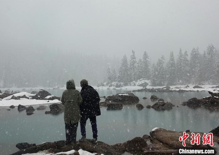 游客欣賞雪中然烏湖?！∪轿木?攝