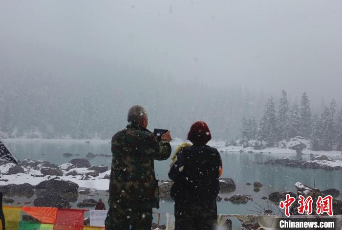 游客欣賞雪中然烏湖?！∪轿木?攝
