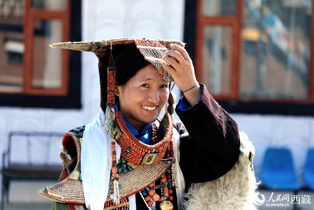 身著“飛天服飾”的普蘭少女。人民網(wǎng) 李海霞攝