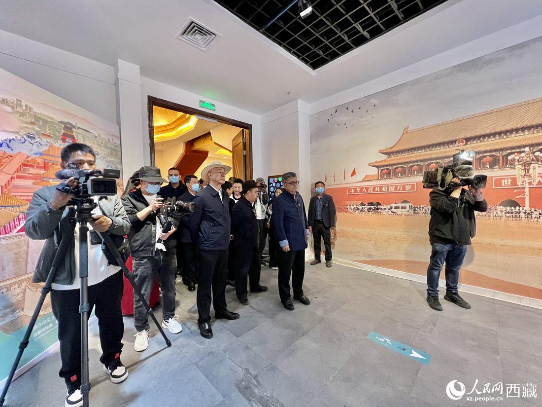 參觀《“讀城——大美北京”西藏巡展》展廳。 人民網(wǎng) 次仁羅布攝