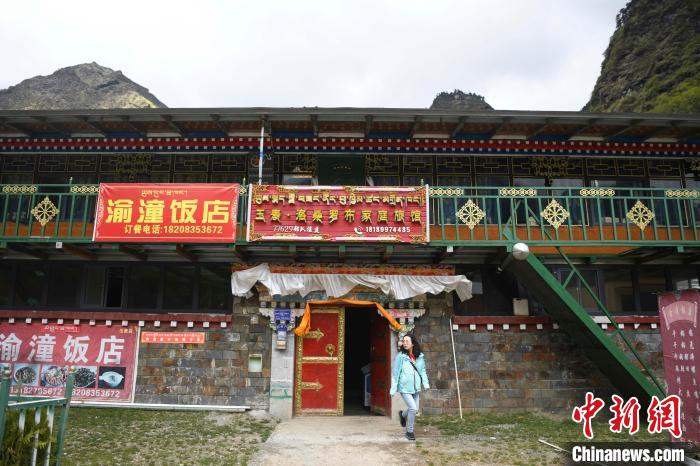 玉麥鄉(xiāng)里修建了飯店與旅館?！钊A峰 攝