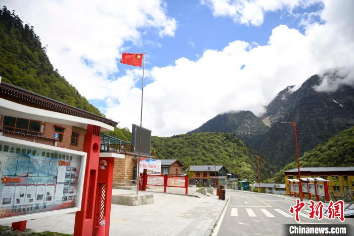 玉麥鄉(xiāng)內(nèi)道路變成了硬化路?！钊A峰 攝