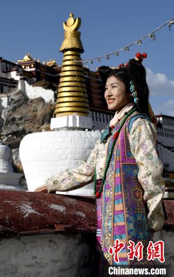 西藏自治區(qū)級非遺項目——拉薩服飾，圖為舊時拉薩貴族婦女的裝扮。