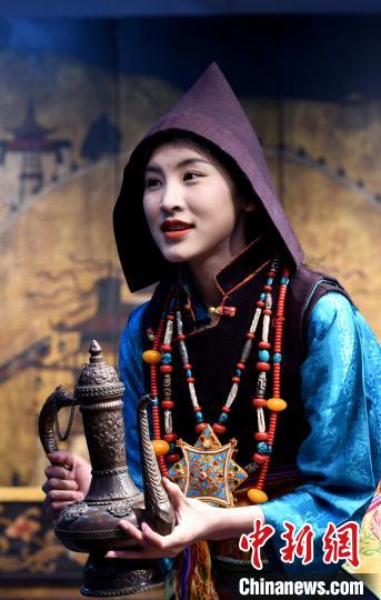 圖為西藏自治區(qū)級非遺項目——山南浪卡子縣的羊卓服飾。　李林 攝