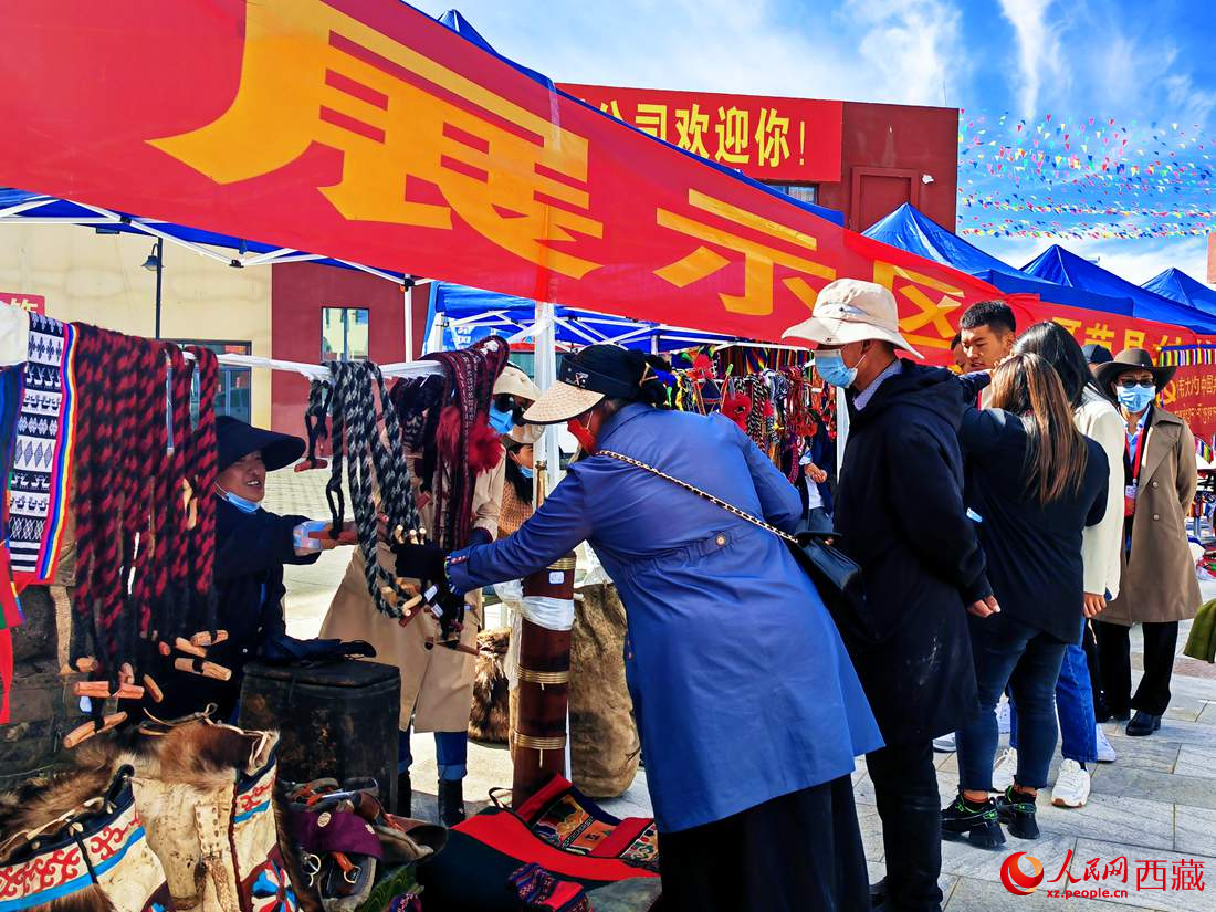 技能大賽現(xiàn)場引來不少客戶。人民網(wǎng) 李海霞攝