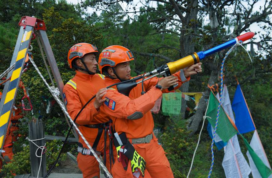 發(fā)射拋投器 。西繞拉翁攝