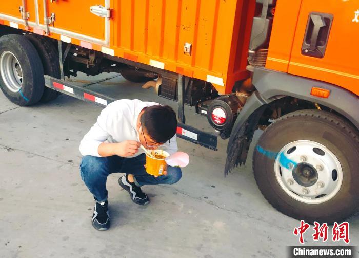 由于沿路疫情原因，閆光宇和朋友只能在服務(wù)區(qū)簡餐?！∴嵟?攝