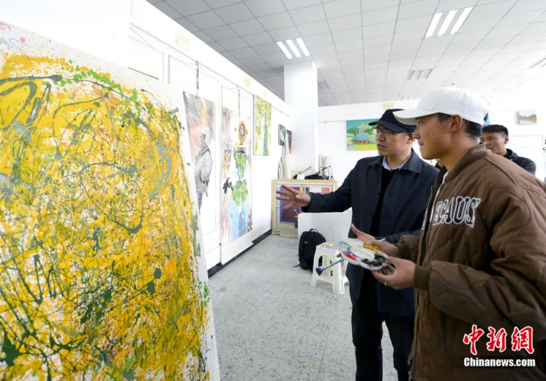 劉洋在課堂上指導(dǎo)學(xué)生繪畫技巧。<a target='_blank' href='/'><p  align=