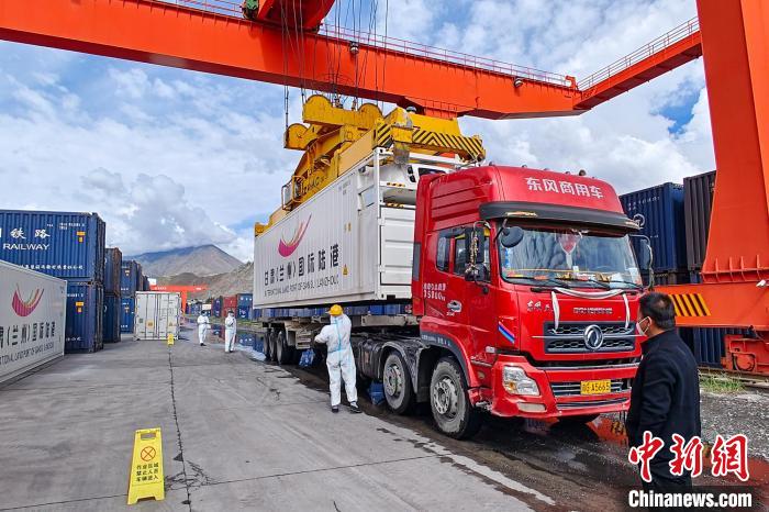 援助物資卸車現(xiàn)場?！F青藏集團(tuán)有限公司拉薩車務(wù)段 供圖