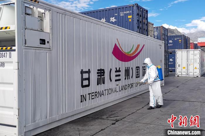 9月9日，甘肅省援助拉薩700噸生活物資“乘冷鏈專列”抵達(dá)拉薩?！F青藏集團(tuán)有限公司拉薩車務(wù)段 供圖