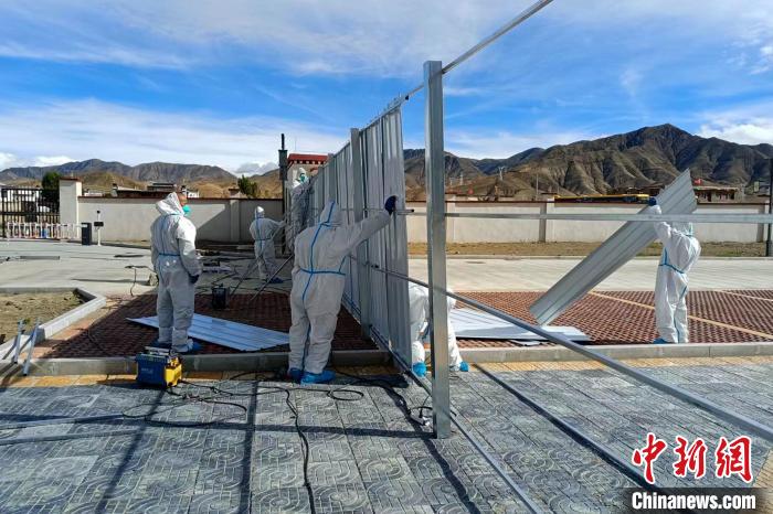 西藏金塔建設(shè)集團有限公司職工支援日喀則方艙建設(shè)?！∈茉L者供圖