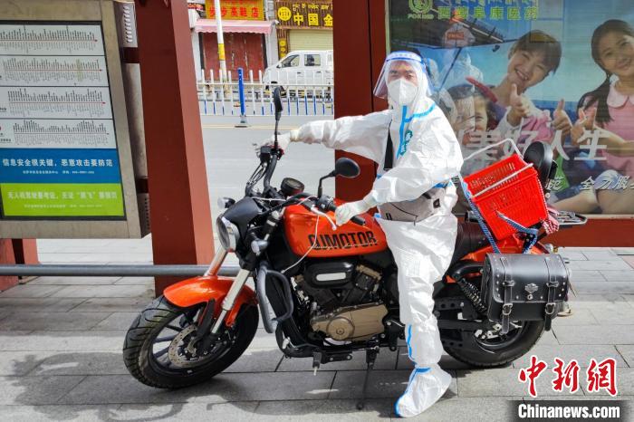 圖為西藏阜康醫(yī)療工作人員騎摩托為居家防疫市民送藥?！∈茉L者供圖