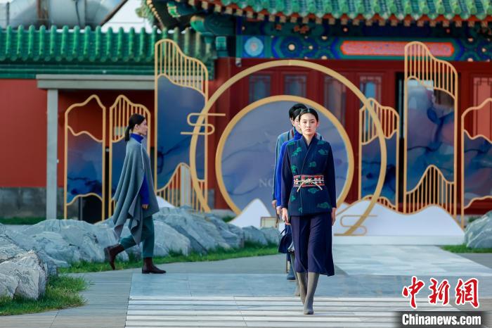 近40套藏式針織系列時裝亮相2022北京時裝周。　北京時裝周供圖