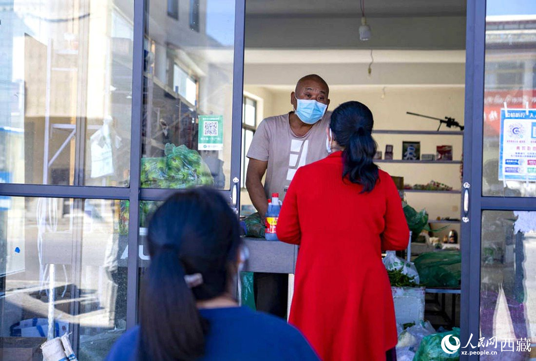 市民們有序排隊購買早餐。人民網(wǎng) 次仁羅布攝