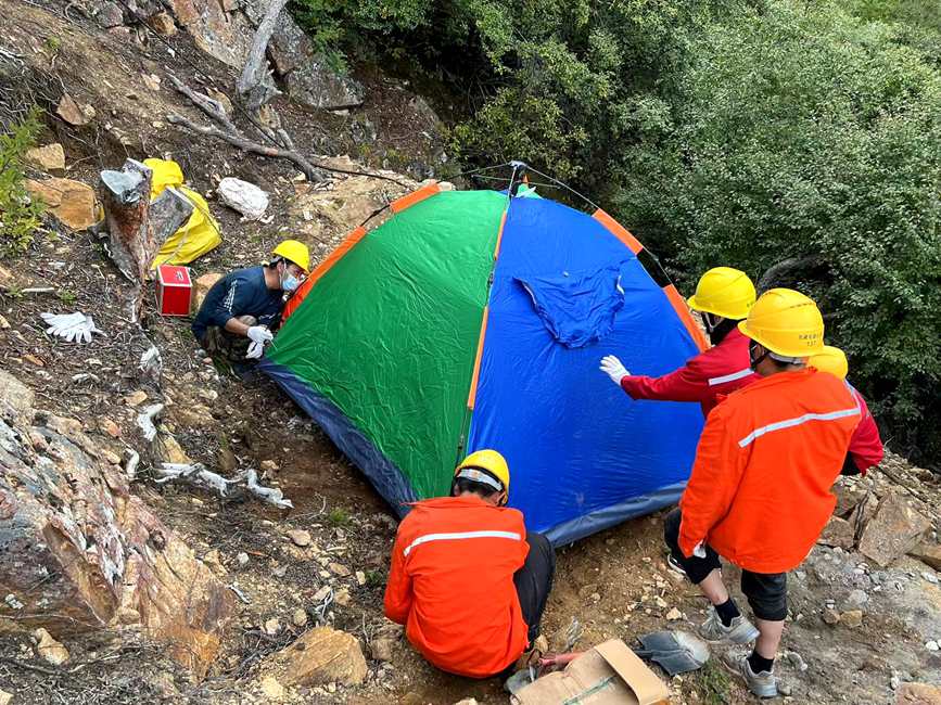 9月15日，電力施工人員正在施工點(diǎn)附近搭建暫居帳篷。白瑪多吉攝
