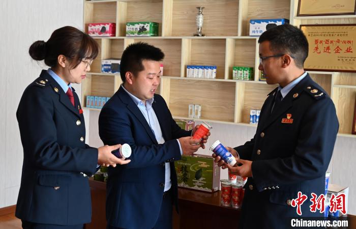 圖為林芝稅務(wù)部門上門了解企業(yè)情況，并宣講稅收政策。資料圖 趙朗 攝