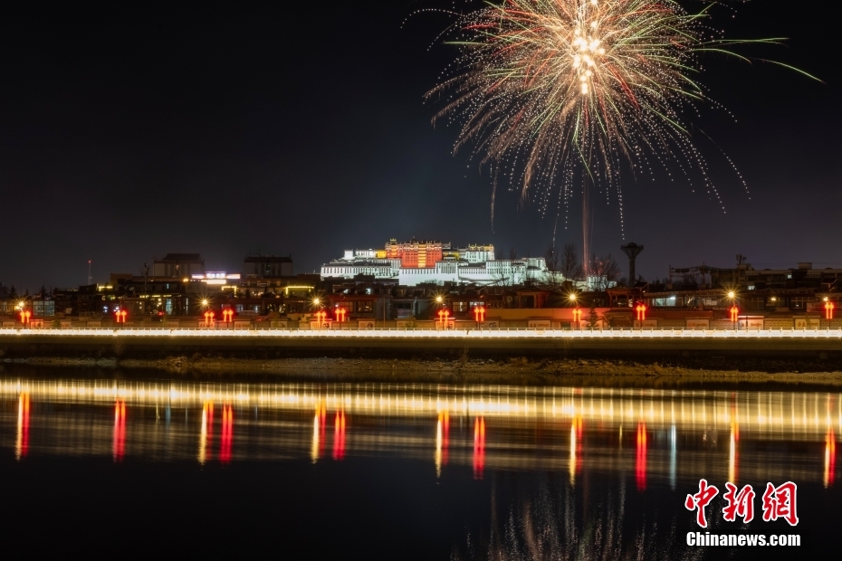 資料圖為2022年3月1日，拉薩迎來藏歷新年“古突夜”，煙花與被燈光照亮的布達拉宮交相輝映。 <a target='_blank' href='/'><p  align=