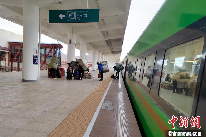 乘客乘復工專列抵達日喀則?！±_車務段 供圖