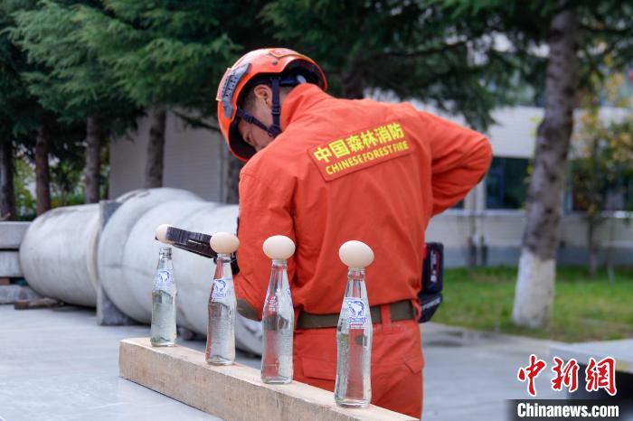 西藏林芝森林消防技能大練兵現(xiàn)場，消防員使用液壓鉗夾取雞蛋?！钣例?攝