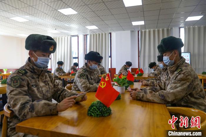 圖為阿里軍分區(qū)某邊防團(tuán)組織官兵通過手機(jī)收聽收看二十大開幕盛況?！詵|供圖