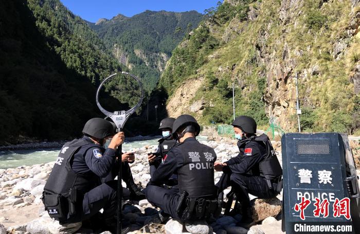 圖為西藏吉隆出入境邊防檢查站移民管理警察在中尼邊境巡邏途中收看二十大開幕直播?！」陆y(tǒng) 攝