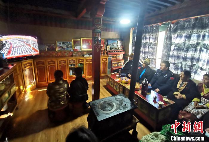 圖為西藏普蘭出入境邊防檢查站斜爾瓦執(zhí)勤點移民管理警察與駐地民眾一起收看二十大開幕盛況?！」鶗怨?攝