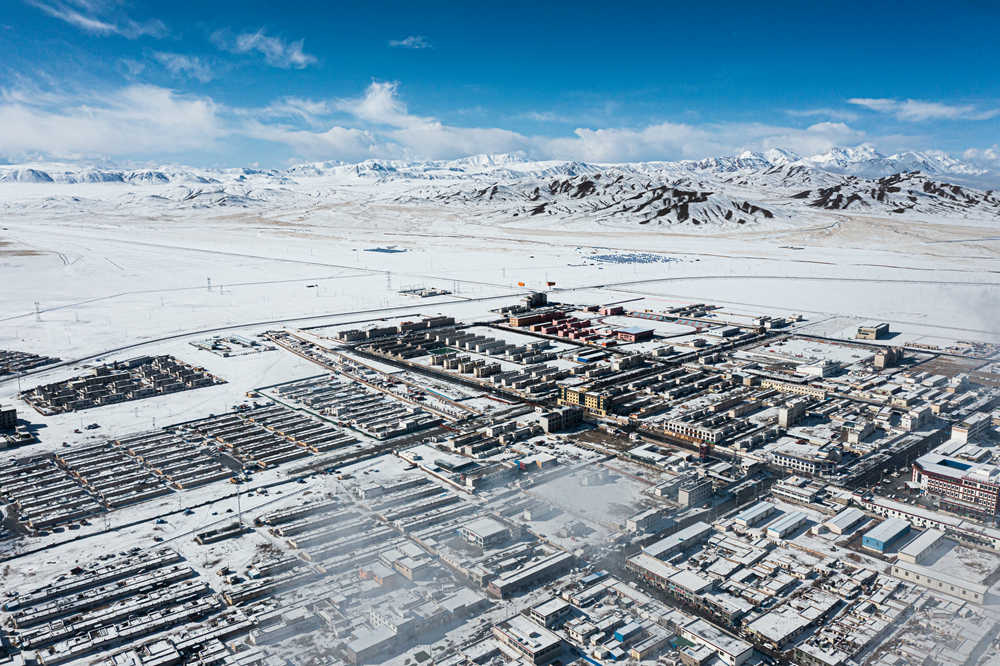 西藏阿里地區(qū)改則縣迎來初雪，銀裝素裹，美如畫卷。