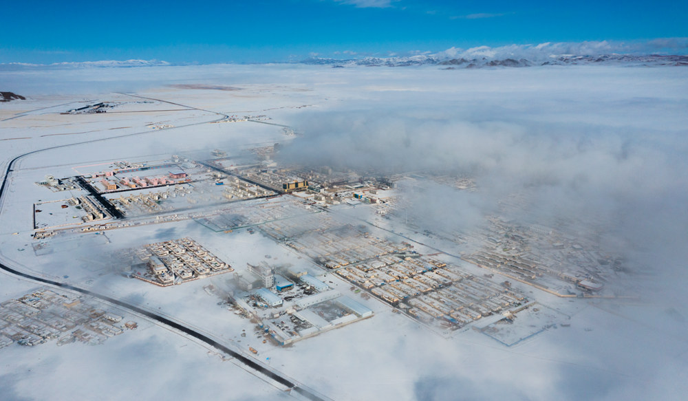 西藏阿里地區(qū)改則縣迎來初雪，銀裝素裹，美如畫卷。