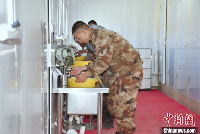 圖為阿里軍分區(qū)某邊防團官兵在新建水房洗漱?！詵| 攝