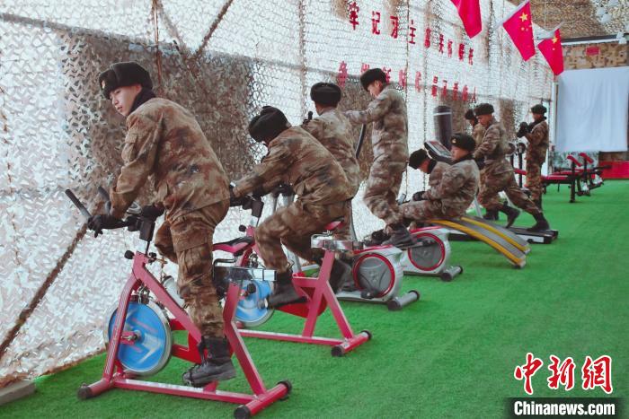 圖為阿里軍分區(qū)某邊防團官兵在陽光房里鍛煉?！詵| 攝