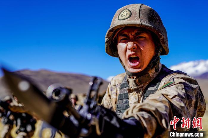 官兵正在進(jìn)行刺殺操訓(xùn)練?！∥鞑厣侥宪姺謪^(qū)某團(tuán)供圖