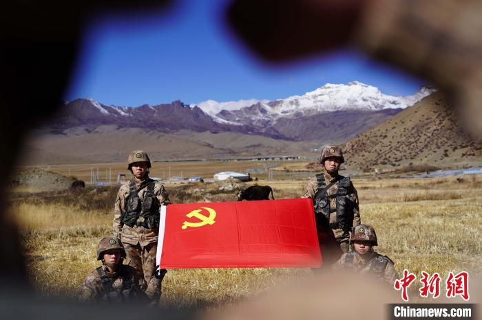 指導(dǎo)員楊磊帶領(lǐng)官兵重溫入黨誓詞?！∥鞑厣侥宪姺謪^(qū)某團(tuán)供圖