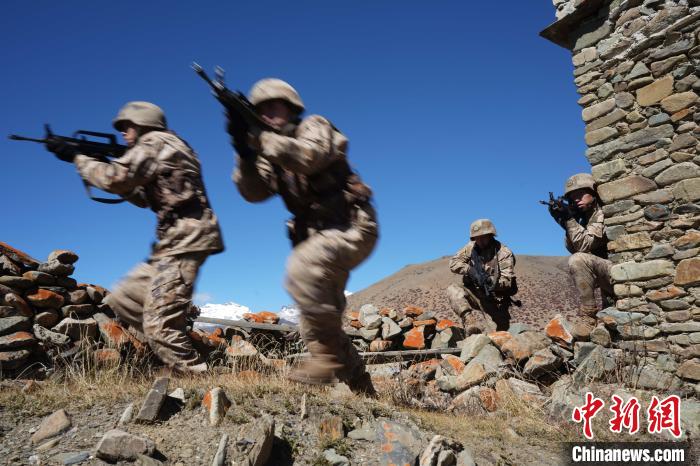 官兵正在進(jìn)行戰(zhàn)術(shù)綜合訓(xùn)練。　西藏山南軍分區(qū)某團(tuán)供圖