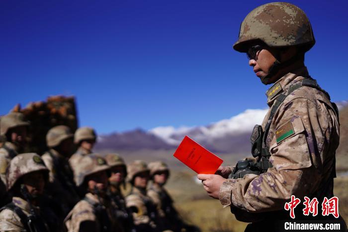 訓(xùn)練間隙，楊磊正在為官兵作宣講?！∥鞑厣侥宪姺謪^(qū)某團(tuán)供圖