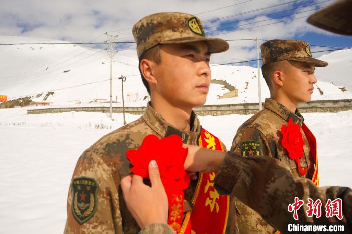 退伍老兵合照留念?！∥鞑厣侥宪姺謪^(qū)某團(tuán)供圖