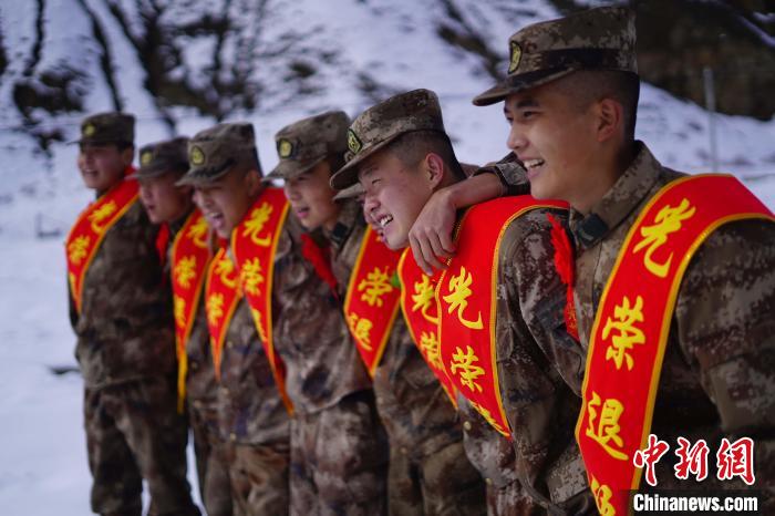 退伍老兵合照留念?！∥鞑厣侥宪姺謪^(qū)某團(tuán)供圖