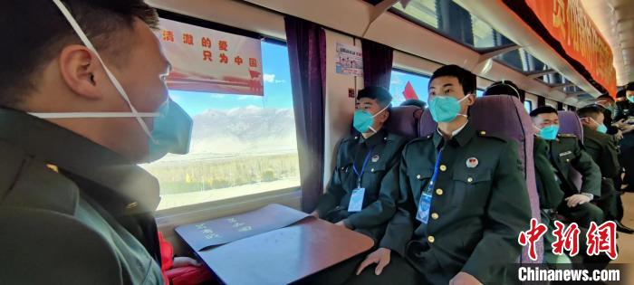 退伍老兵乘坐在退伍專列?！∥鞑厣侥宪姺謪^(qū)某團(tuán)供圖